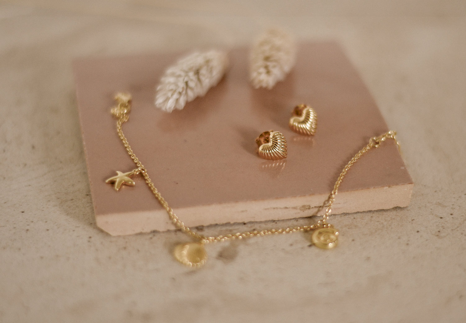 Elvuna oorbellen van 925 sterling zilver met 18K gold plating, hartvormig design, romantisch, elegant en subtiel statement.