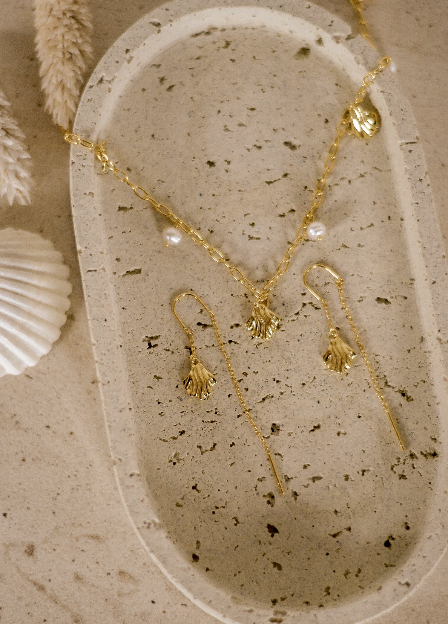 Ellea Pearl ketting met 18K gold plating. Handgemaakt in Denemarken, elegant en tijdloos design.