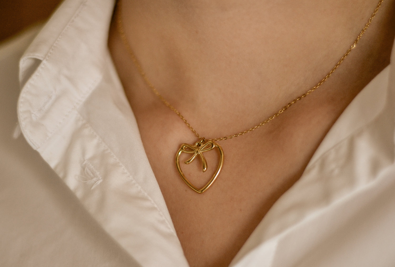 Heart To Get ketting met delicaat strikdesign, romantisch en verfijnd. Gemaakt van stainless steel, hypoallergeen en nikkelvrij.