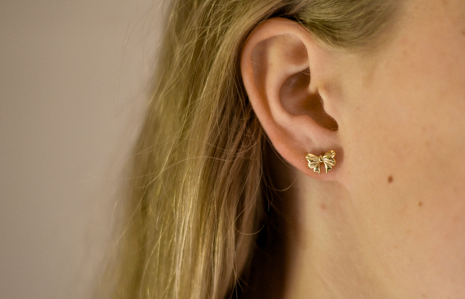 Pretty Tied earstuds van stainless steel met delicate strik, lief, speels en elegant. Hypoallergeen en nikkelvrij.