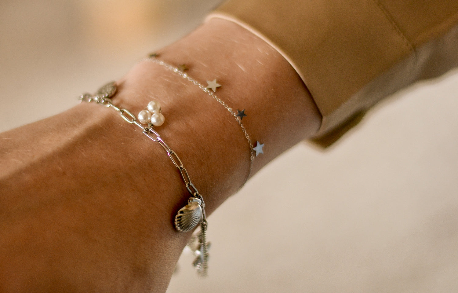 Beach Please armband van stainless steel met speelse charms. 