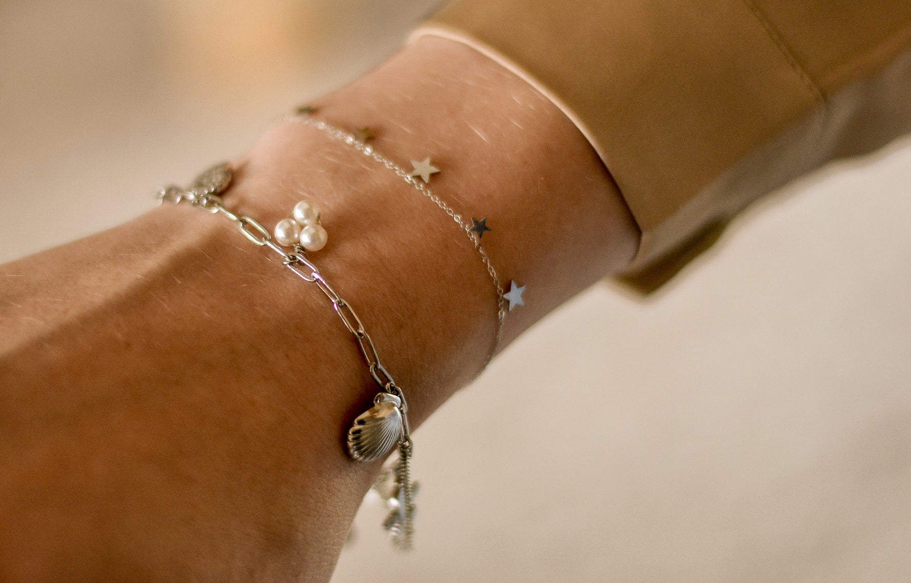 Beach Please armband van stainless steel met speelse charms. 