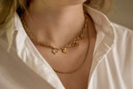 Sweet Charmer ketting van stainless steel met grove schakels en charms, trendy en speels design. Hypoallergeen en nikkelvrij.