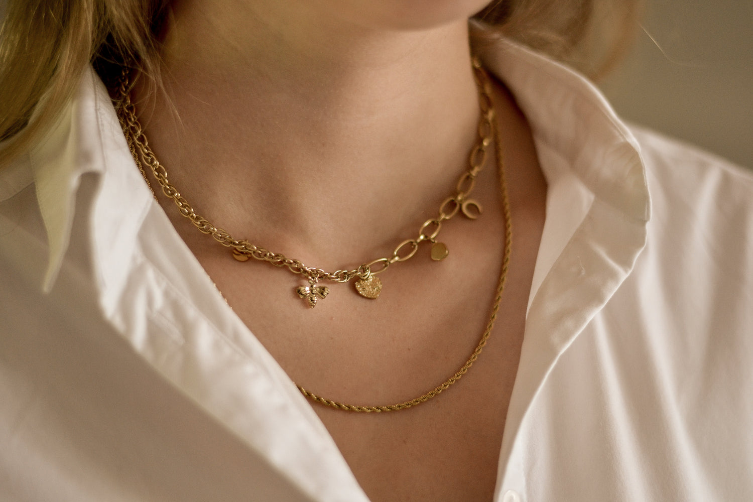 Sweet Charmer ketting van stainless steel met grove schakels en charms, trendy en speels design. Hypoallergeen en nikkelvrij.