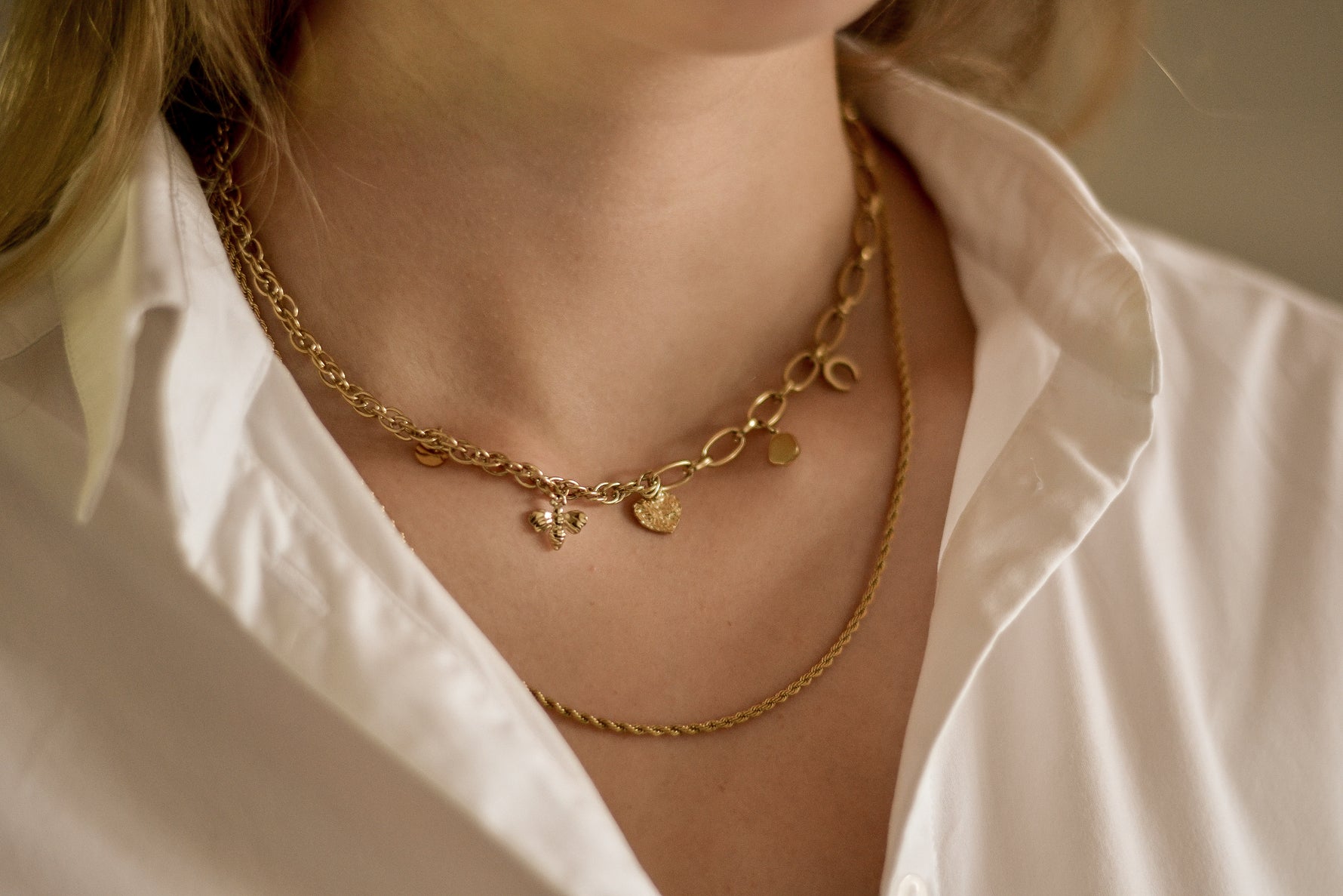 Sweet Charmer ketting van stainless steel met grove schakels en charms, trendy en speels design. Hypoallergeen en nikkelvrij.