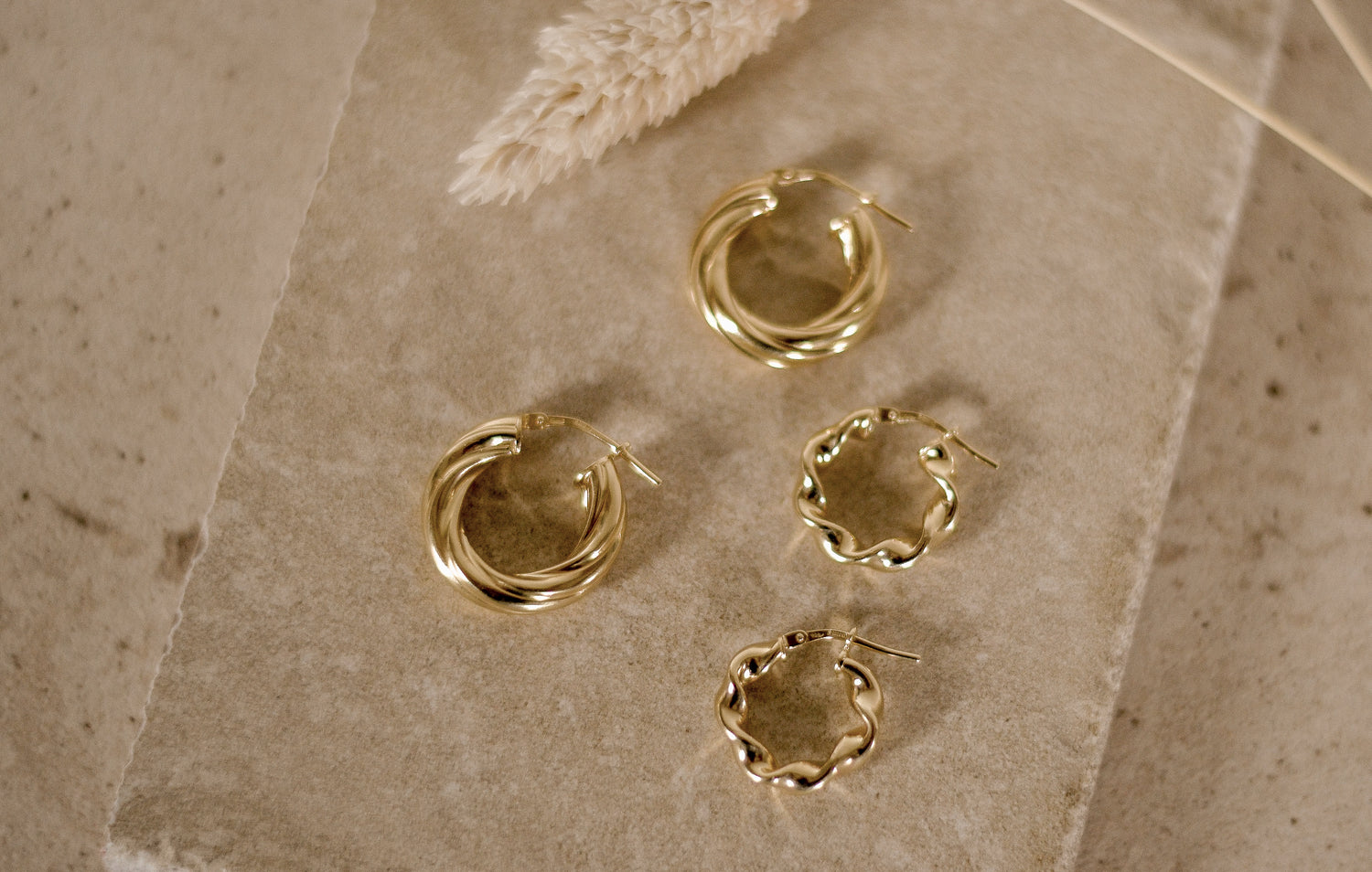 Eloise hoops van 925 sterling zilver met 18K gold plating, handgemaakt in Italië, gedraaid design, trendy, tijdloos en elegant.