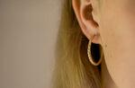 O So Fine oorbellen van stainless steel met gedetailleerd patroon, uniek, stijlvol en tijdloos. Hypoallergeen en nikkelvrij.
