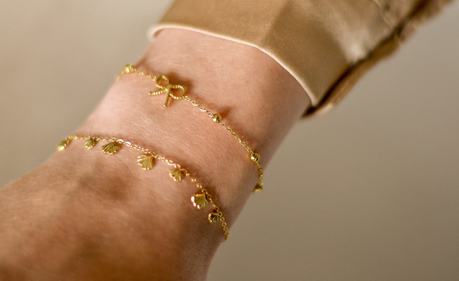 Twisted Cute armband van stainless steel met strik charm, lief, elegant en tijdloos. Hypoallergeen en nikkelvrij.