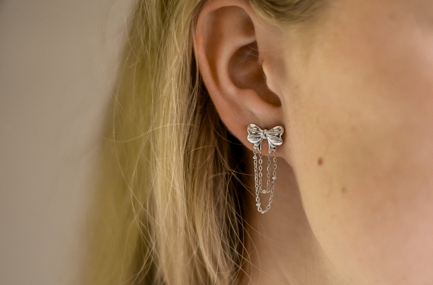 Ribbon Me oorbellen van stainless steel met speels strikdesign, elegant en tijdloos. Hypoallergeen en nikkelvrij.