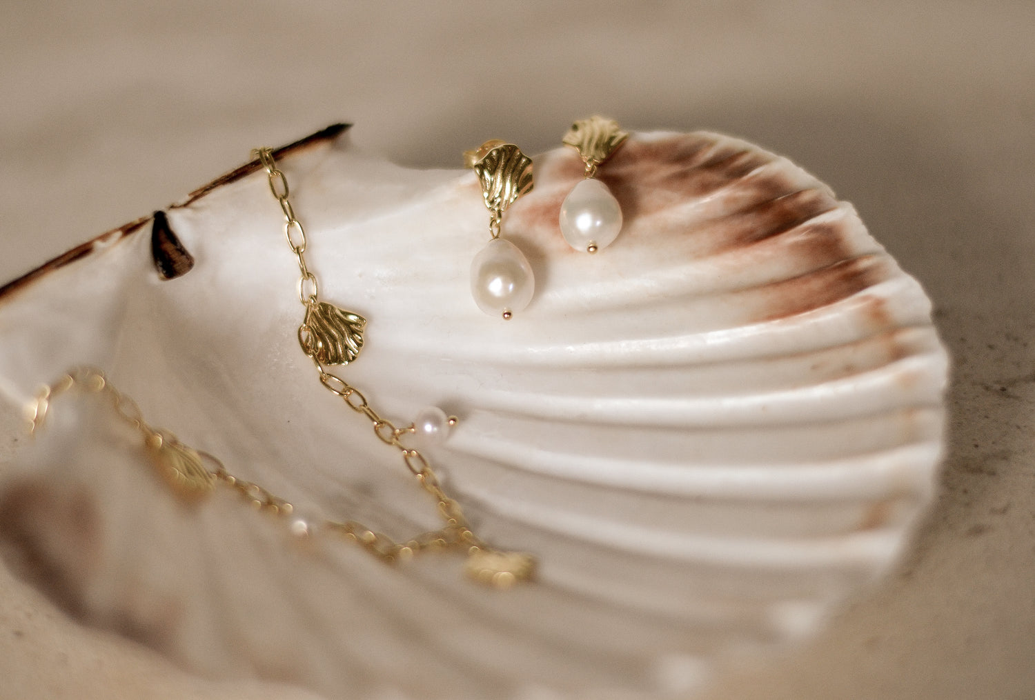 Ellea Pearl oorbellen met 18K gold plating en delicate parels. Handgemaakt in Denemarken, elegant en tijdloos design.
