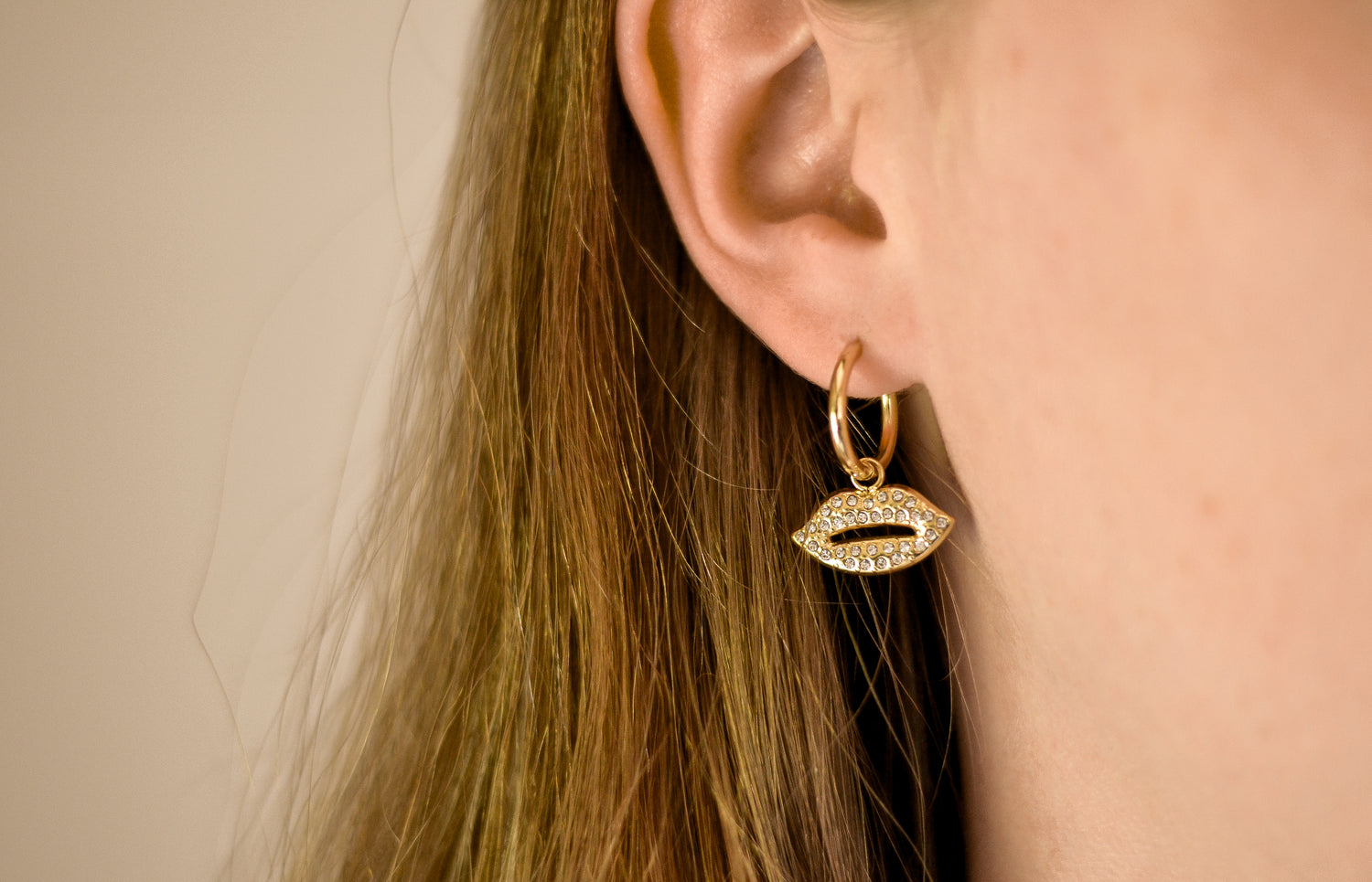 Kiss Me Later oorbellen met lippen-design, speels en trendy. Luxe stainless steel, hypoallergeen en nikkelvrij.