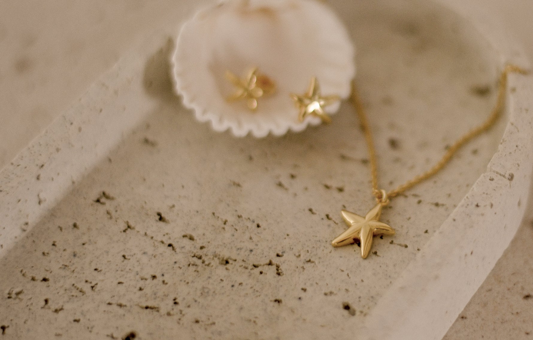 Maren ketting van 925 zilver met 18K gold plating. Subtiele zeesterbedel, elegant, zomers & speels. Verstelbaar, tijdloos, hypoallergeen & uniek.