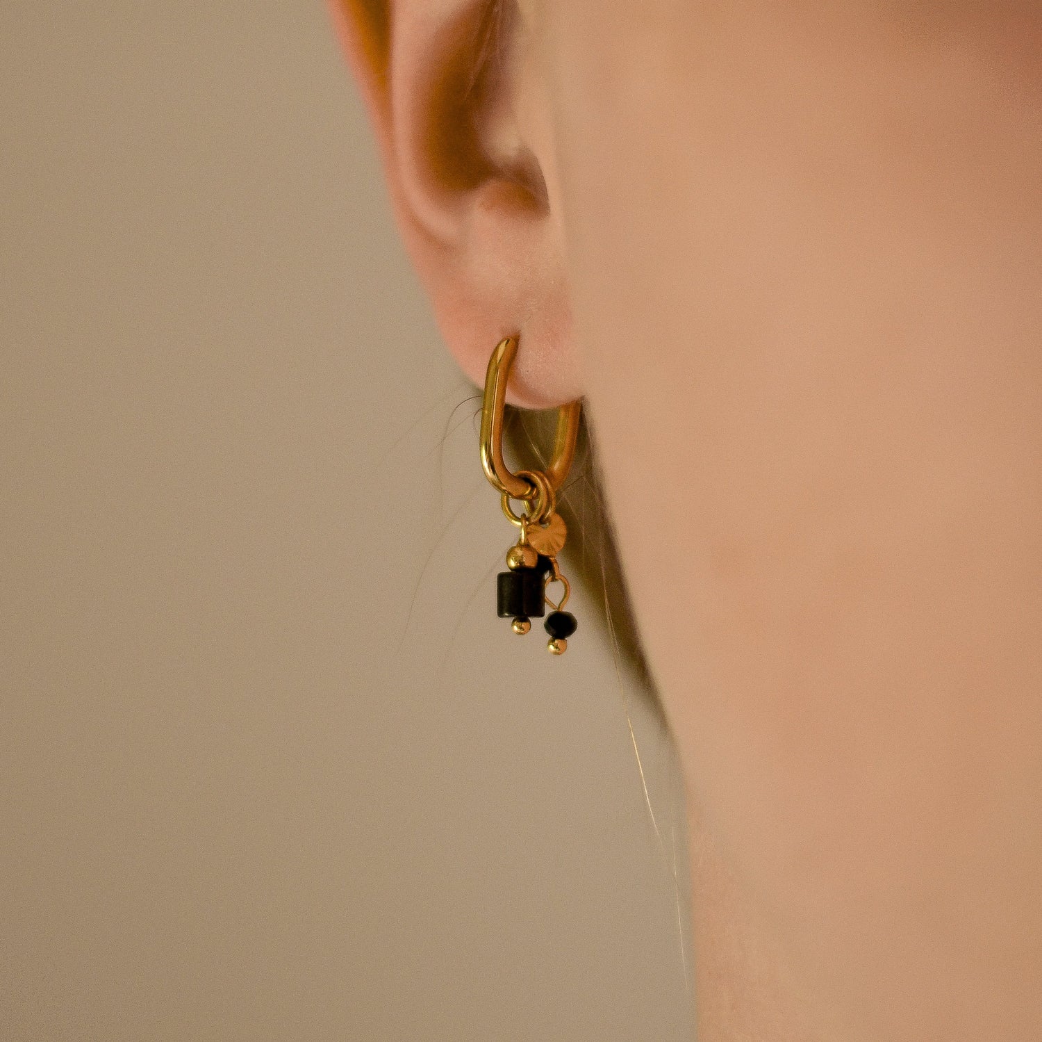 Bead Babe oorbellen met zwarte kralen en gouden details, speels en elegant design. Hypoallergeen en nikkelvrij.