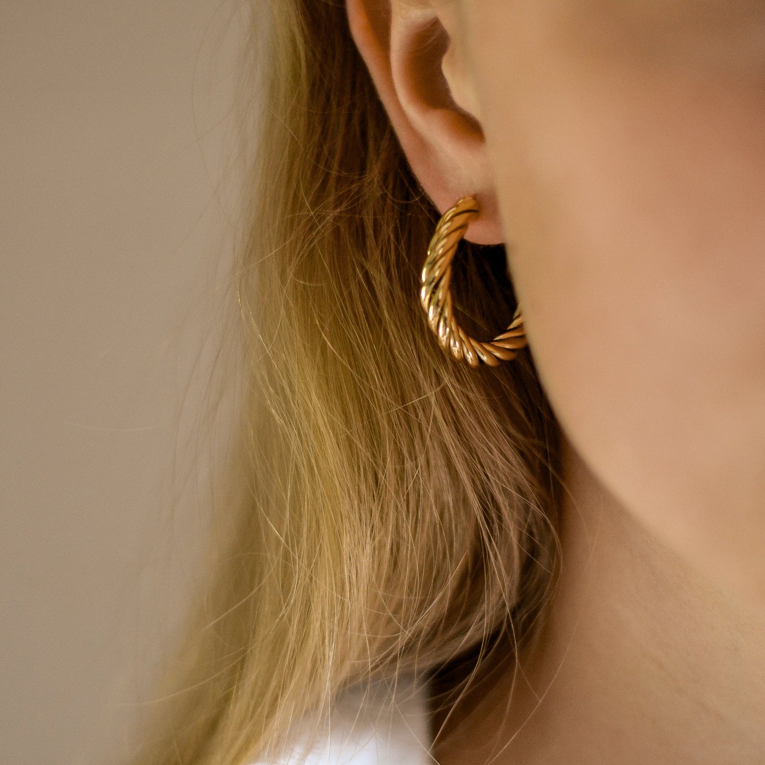 Twist Me Around oorbellen van stainless steel met gedraaid design.