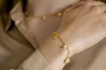Ellea armband met 18K gold plating en verfijnde details. Handgemaakt in Denemarken, subtiel & tijdloos design.