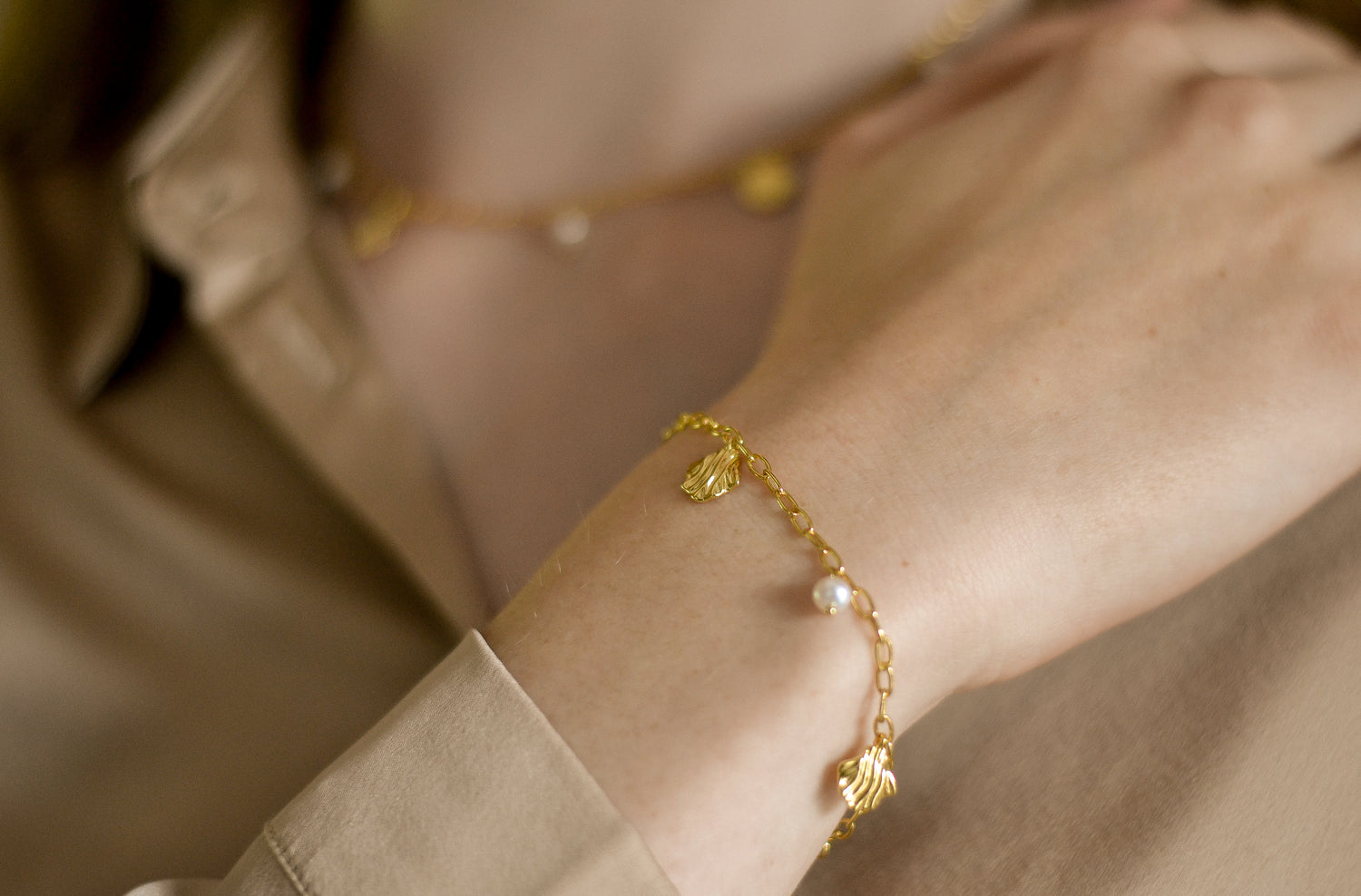 Ellea armband met 18K gold plating en verfijnde details. Handgemaakt in Denemarken, subtiel & tijdloos design.