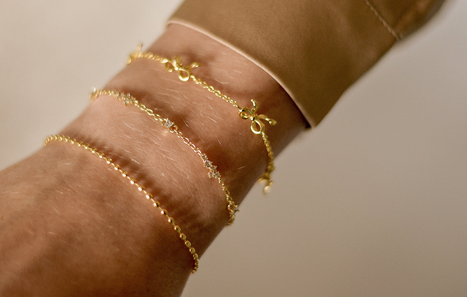 Aura armband met 18K gold plating, handgemaakt uit Denemarken. Subtiel en verfijnd ontwerp, ideaal om solo te dragen of te combineren met andere armbanden.