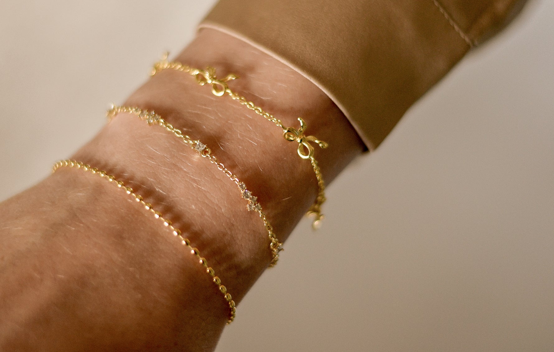 Aura armband met 18K gold plating, handgemaakt uit Denemarken. Subtiel en verfijnd ontwerp, ideaal om solo te dragen of te combineren met andere armbanden.