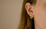 Bue Bae oorbellen met 18K gold plating, handgemaakt in Denemarken. Subtiel strikdesign, speels en elegant.