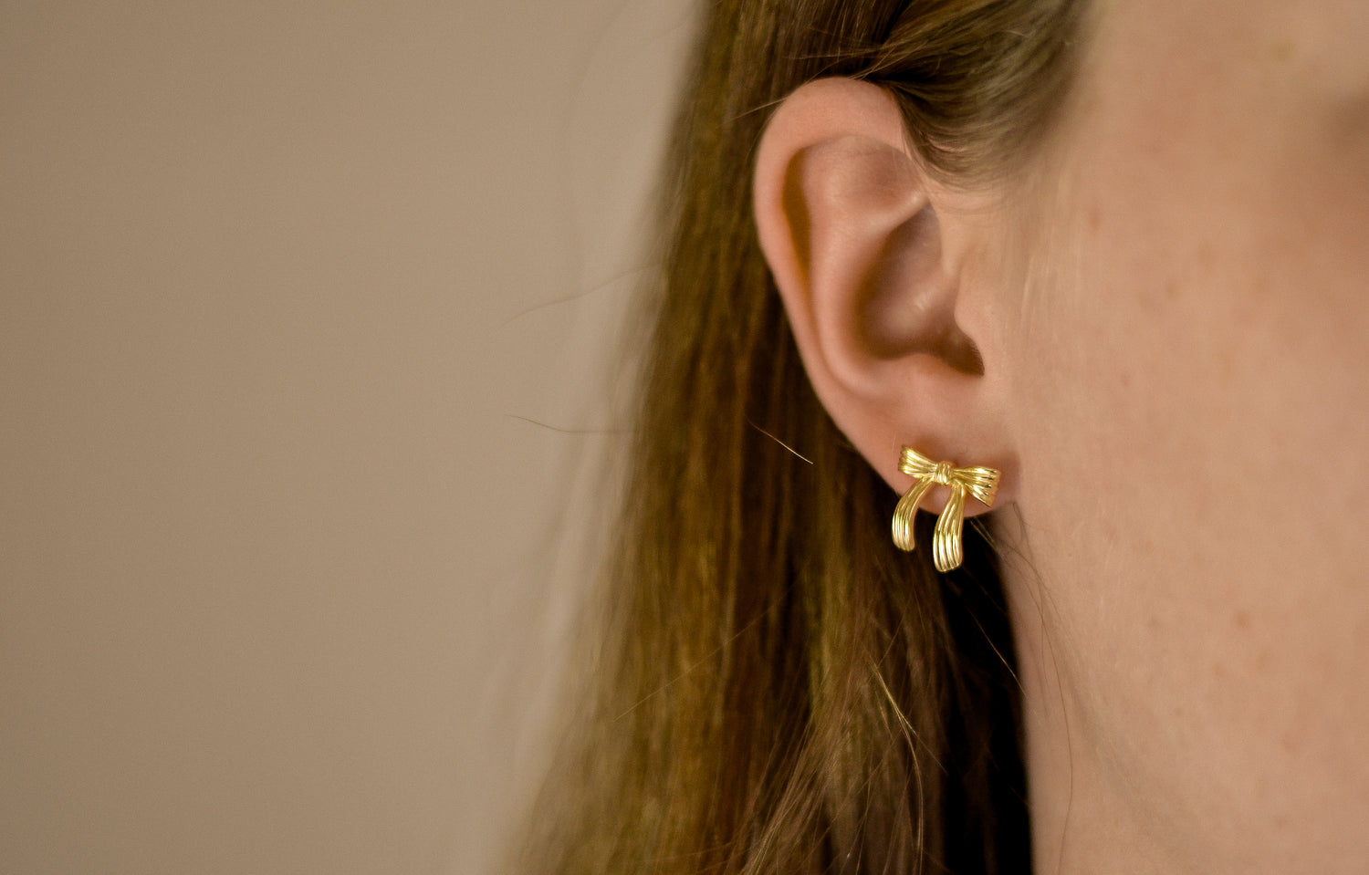 Bue Bae oorbellen met 18K gold plating, handgemaakt in Denemarken. Subtiel strikdesign, speels en elegant.