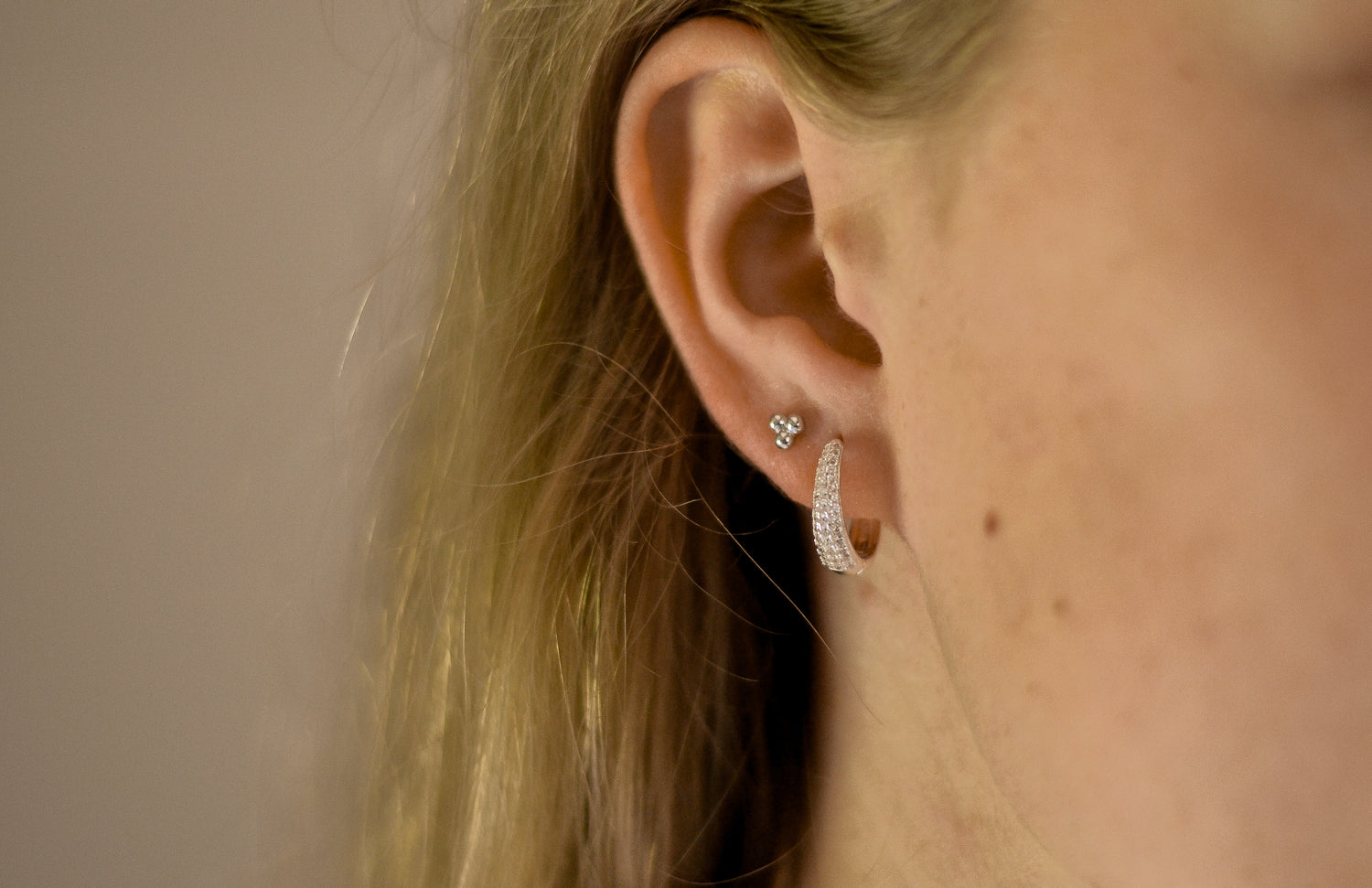 Glowy hoop oorbellen met Zirkonia steentjes, handgemaakt in Denemarken, elegant en speels.