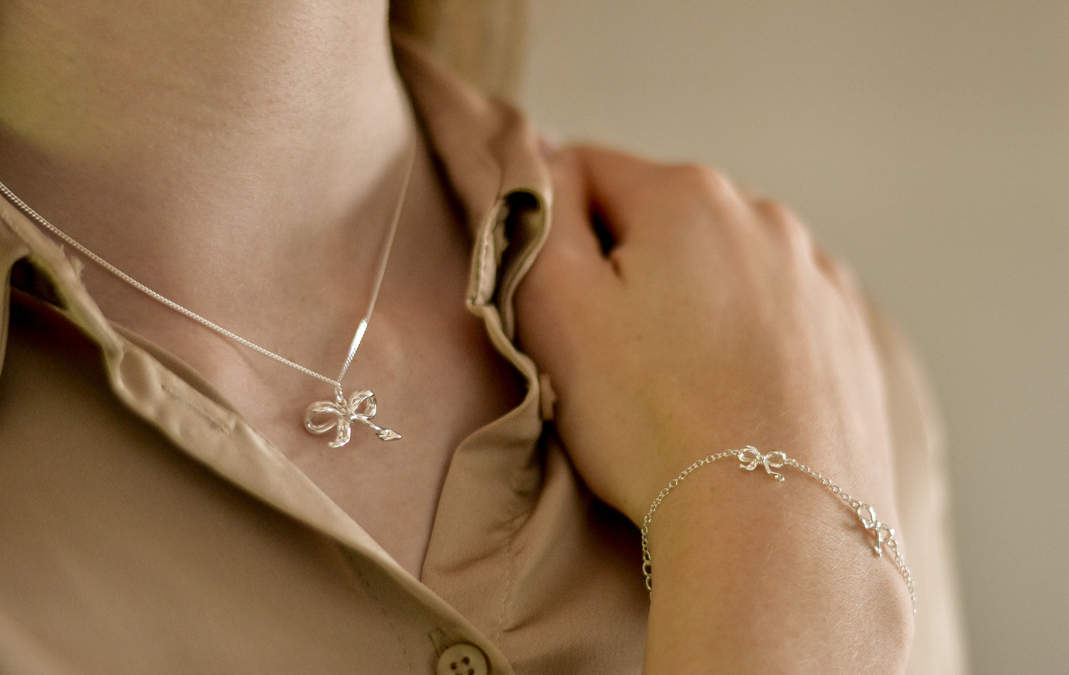 Loopette ketting handgemaakt in Denemarken van 925 sterling silver met gebogen design. Elegant, subtiel en ideaal voor minimalistische of gelaagde looks.