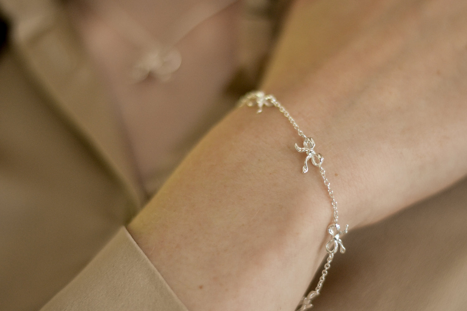 Loopette armband handgemaakt in Denemarken van 925 sterling silver met gebogen design. Subtiel, speels en elegant.