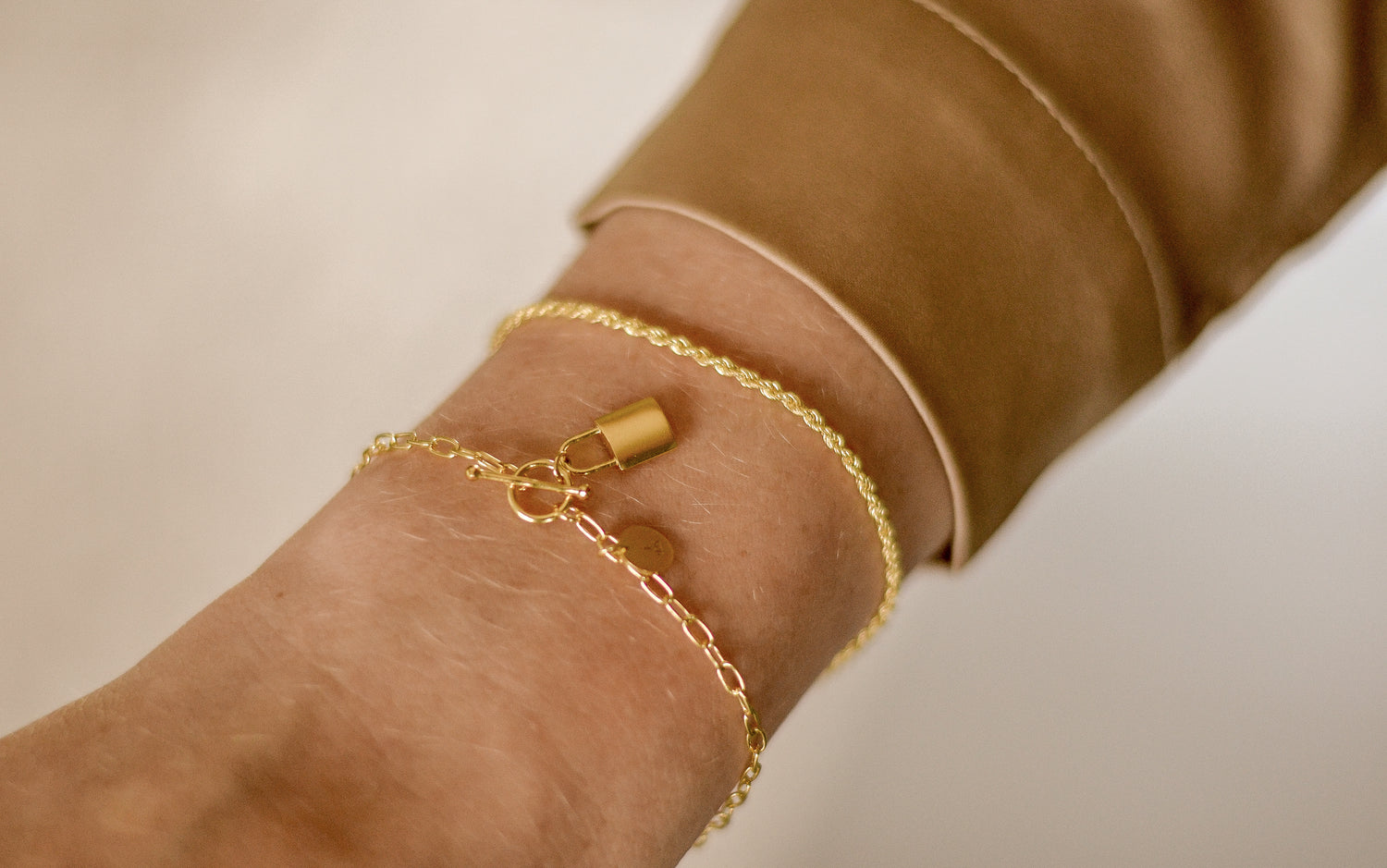 Luna Braid armband met 18K gold plating, handgemaakt in Denemarken. Elegant gevlochten design, stijlvol en tijdloos.