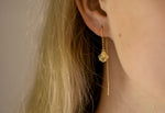 Ellea oorbellen met 18K gold plating en verfijnde ketting. Handgemaakt in Denemarken, tijdloos & stijlvol design.