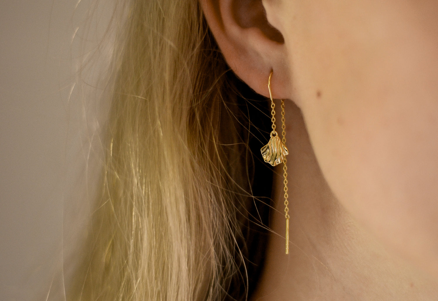 Ellea oorbellen met 18K gold plating en verfijnde ketting. Handgemaakt in Denemarken, tijdloos & stijlvol design.