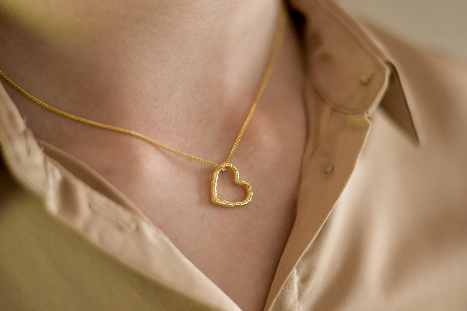 Velva ketting met 18K gold plating en hartdesign. Handgemaakt in Denemarken, romantisch en elegant sieraad.