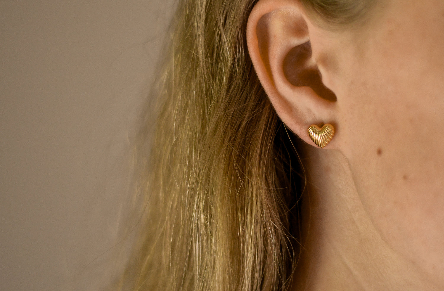 Elvuna oorbellen van 925 sterling zilver met 18K gold plating, hartvormig design, romantisch, elegant en subtiel statement.
