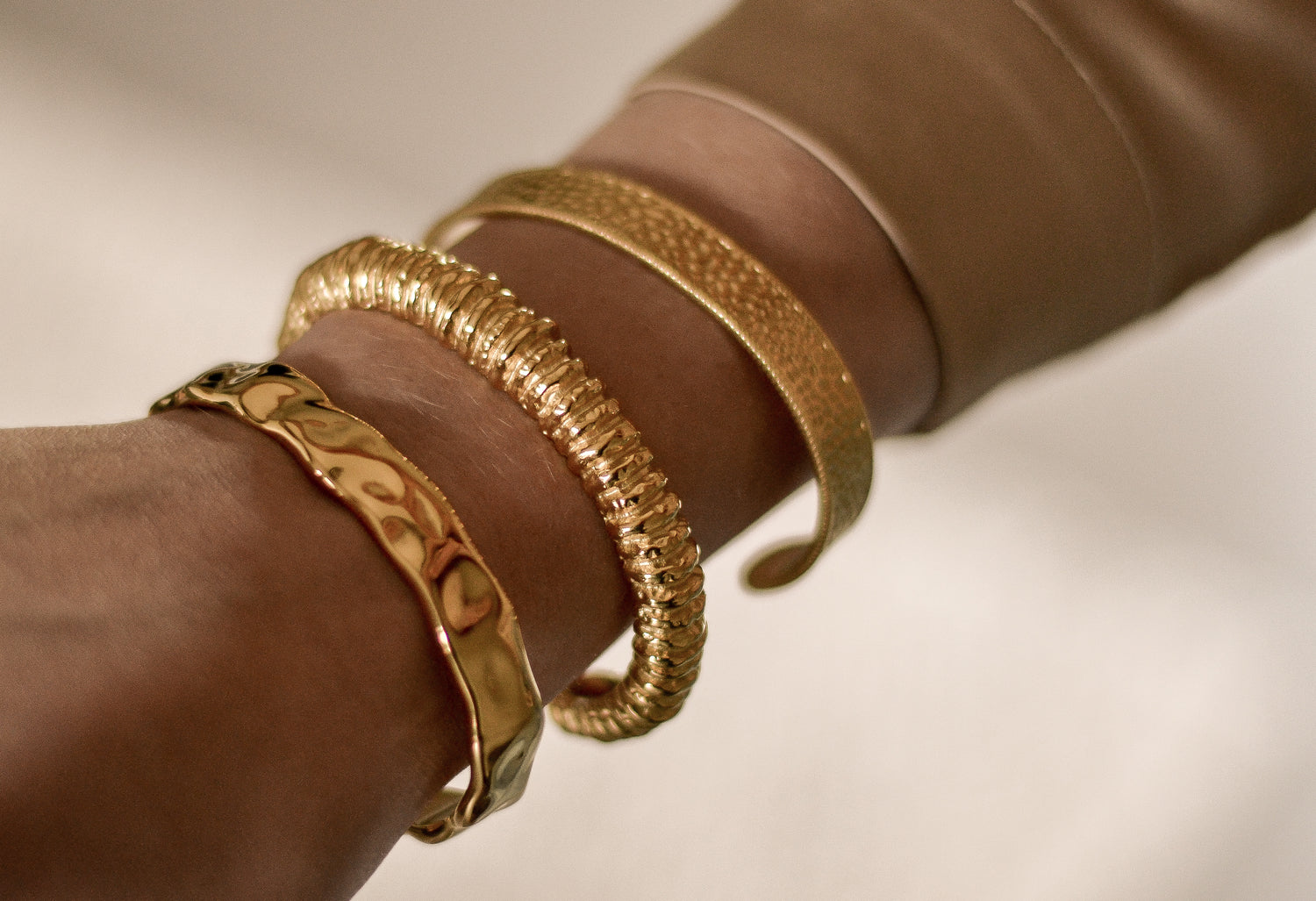 Ribbed Up armband van roestvrij staal, stijlvol, gedurfd en modern met ribbeltextuur, waterproof en kleurvast.