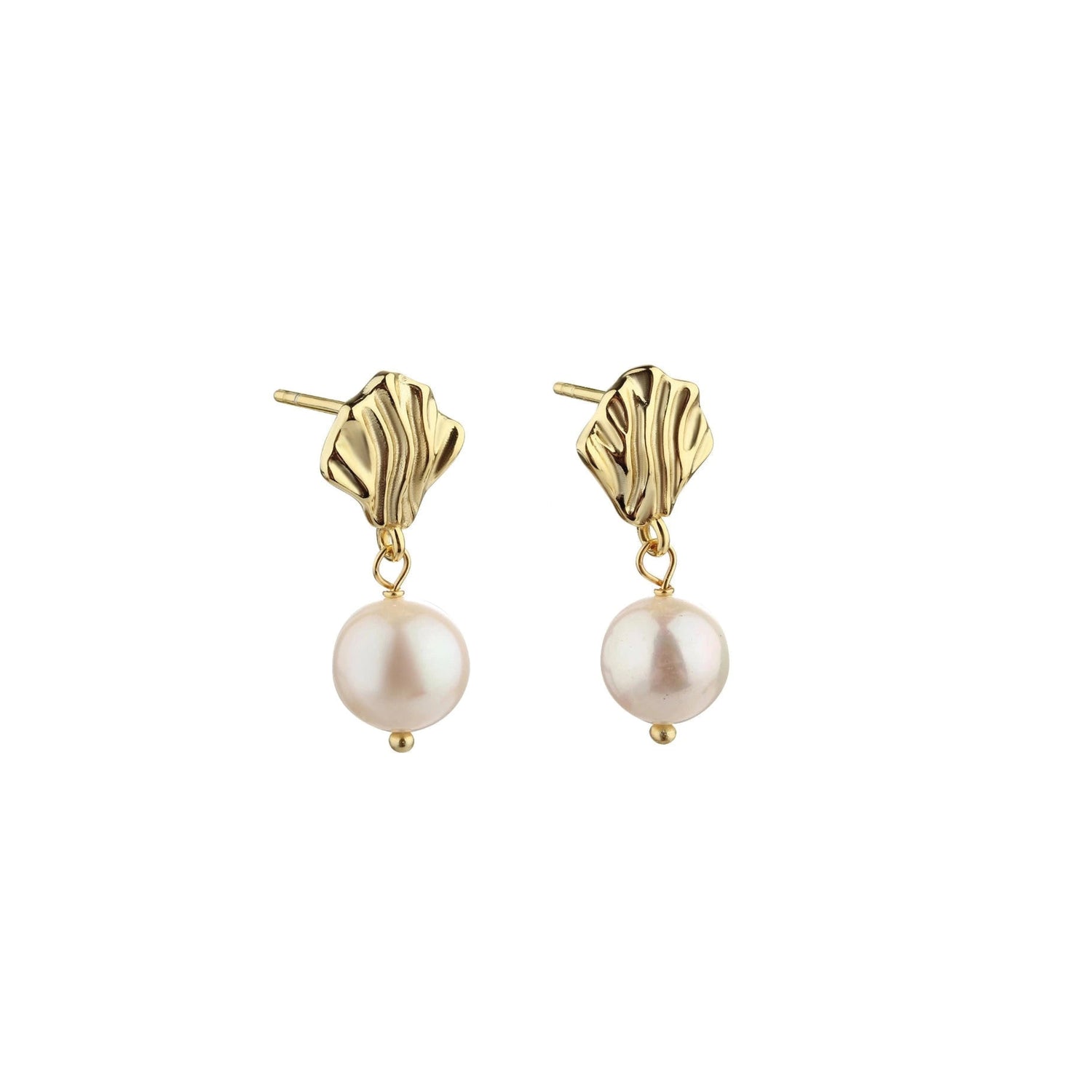 Ellea Pearl oorbellen met 18K gold plating en delicate parels. Handgemaakt in Denemarken, elegant en tijdloos design.