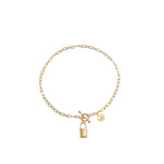 Låst Love armband met 18K gold plating, handgemaakt in Denemarken. Charmant hart slot design, romantisch en stijlvol.