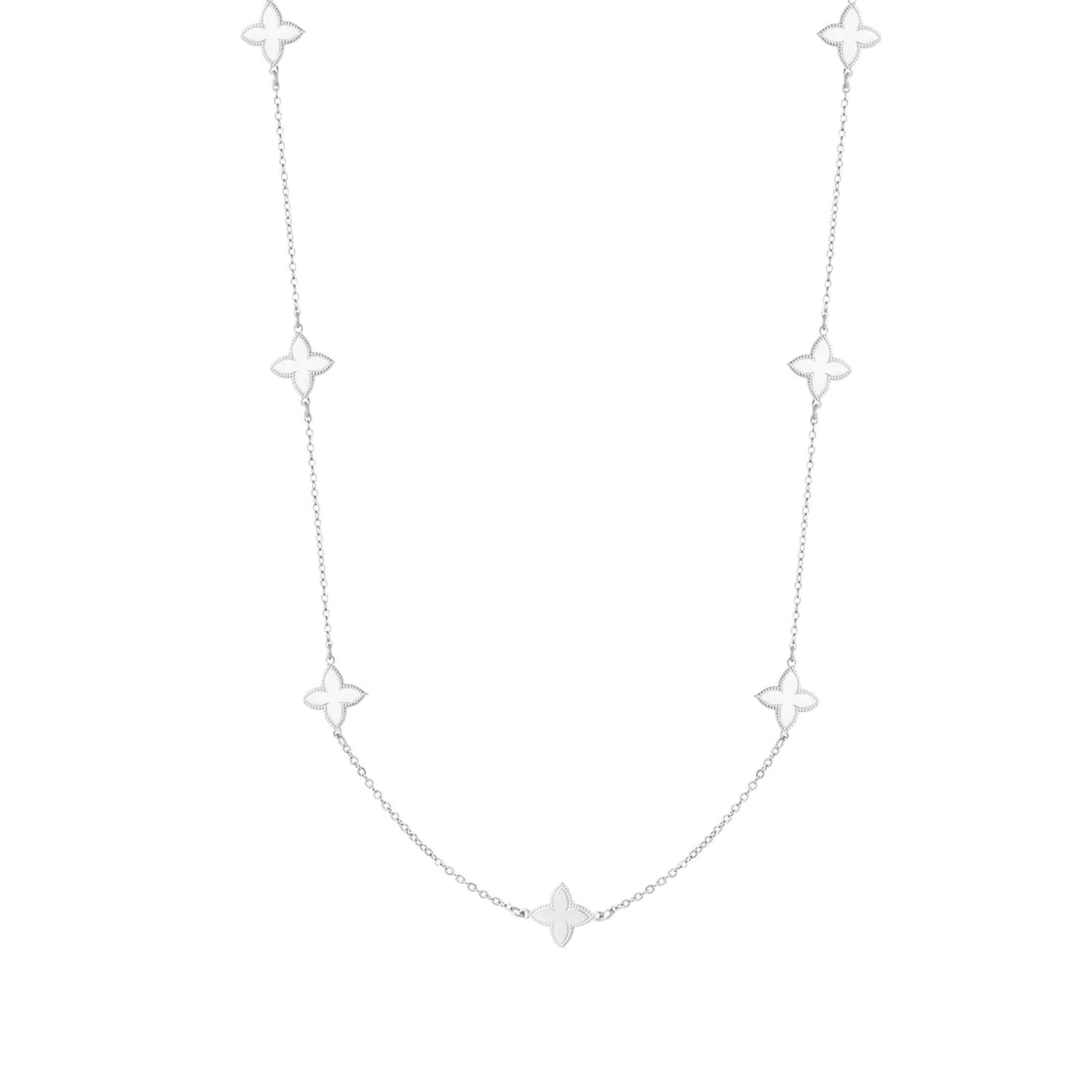 Verfijnde zilveren ketting met kleine klaverbedels.