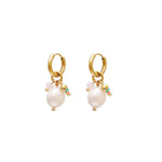 Pearlfect oorbellen van stainless steel met subtiele hangende parels, elegant, tijdloos en verfijnd. Hypoallergeen en nikkelvrij.