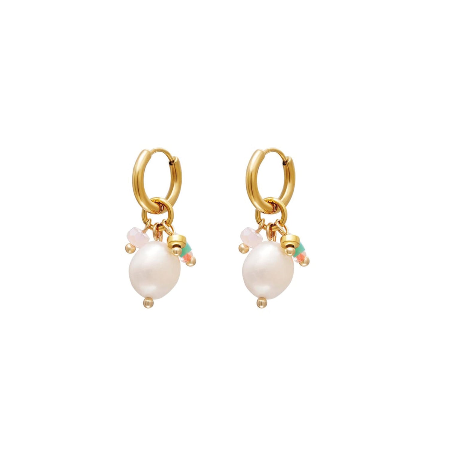 Pearlfect oorbellen van stainless steel met subtiele hangende parels, elegant, tijdloos en verfijnd. Hypoallergeen en nikkelvrij.