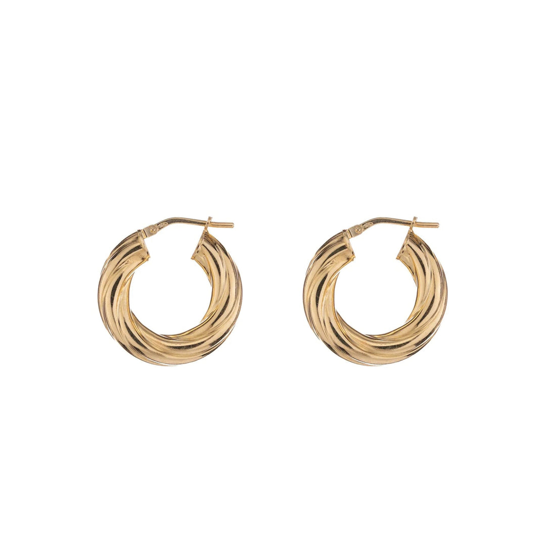 Valentina hoops van 925 sterling zilver met 18K gold plating, handgemaakt in Italië, subtiel gedraaid design, elegant en vrouwelijk.